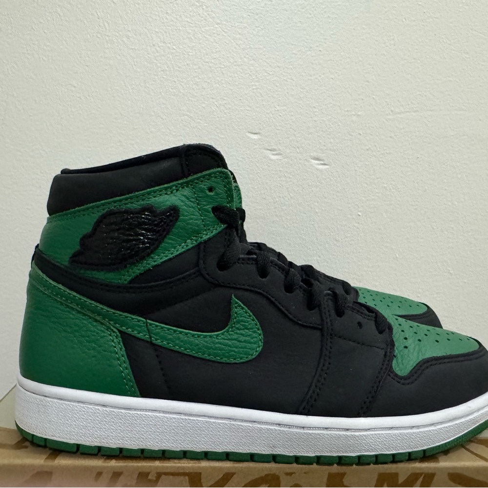 Air Jordan 1 Retro High OG Pine Green Mens Size 9.5 (Replacement Box)